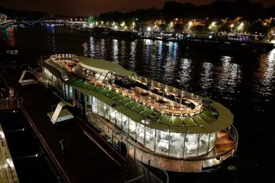 Système PowerRack pour la traction et l'énergie du bateau 'Ducasse sur seine', Paris, France