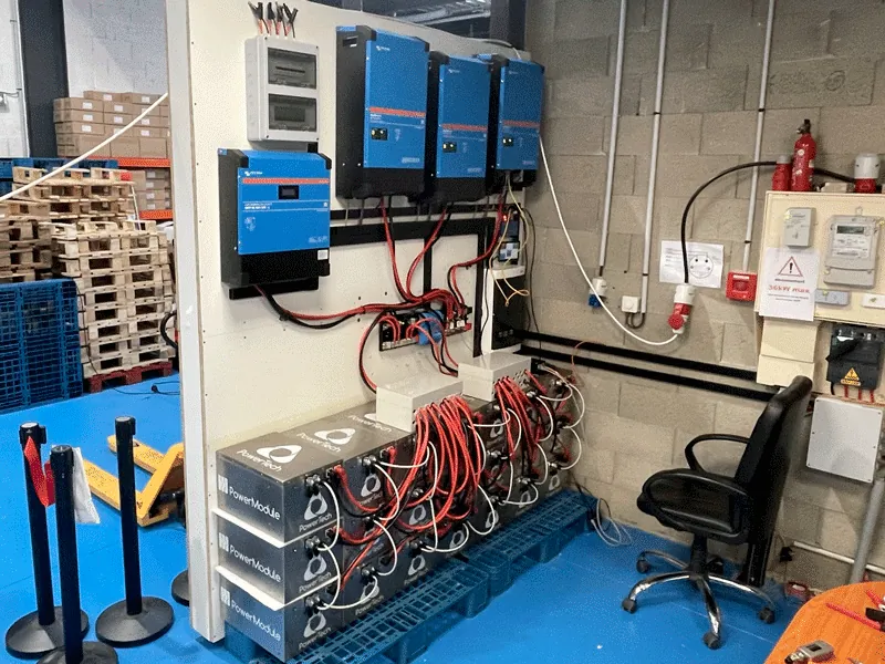 Système PowerModule d'autoconsommation de 120kWh avec convertisseurs Victron pour l'atelier de PowerTech Systems (Saint Cyr, France)